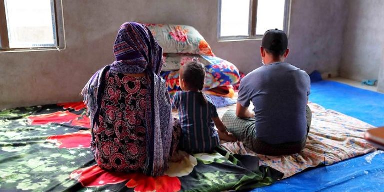 العائلة الهاربة من العنف في ميانمار - سي إن إن