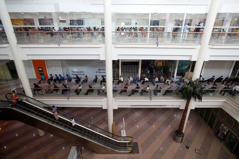 البحرين تحول مجمعا تجاريا لمركز تطعيم