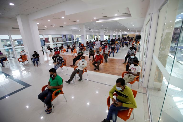 البحرين تحول مجمعا تجاريا لمركز تطعيم