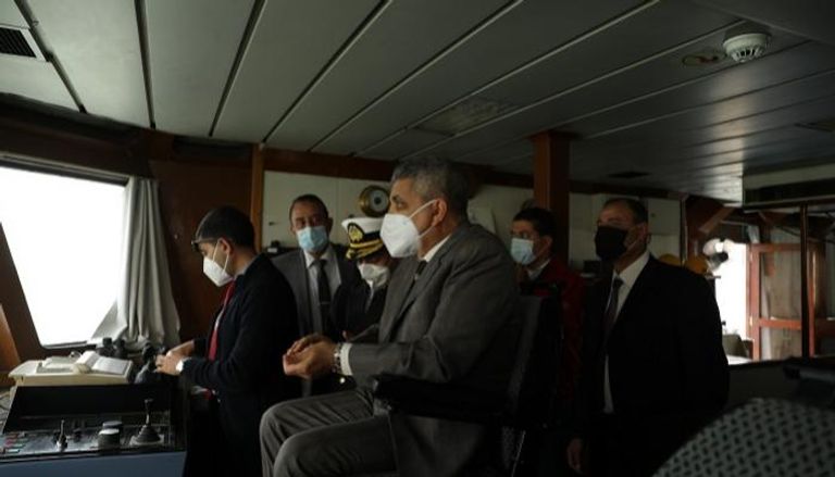 الفريق أسامة ربيع داخل غرفة عمليات أزمة قناة السويس