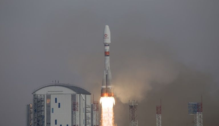 إطلاق صاروخ على متنه 36 قمراً صناعياً