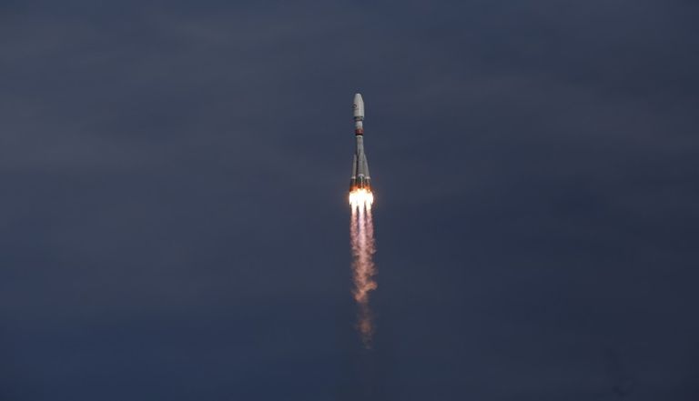 إطلاق صاروخ على متنه 36 قمراً صناعياً