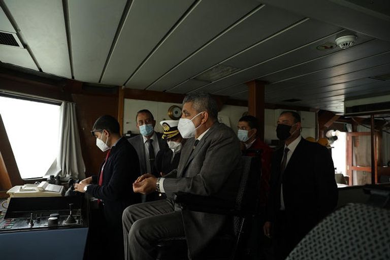 متابعة مسؤولي قناة السويس لأزمة سفينة "إيفر جيفين" الجانحة