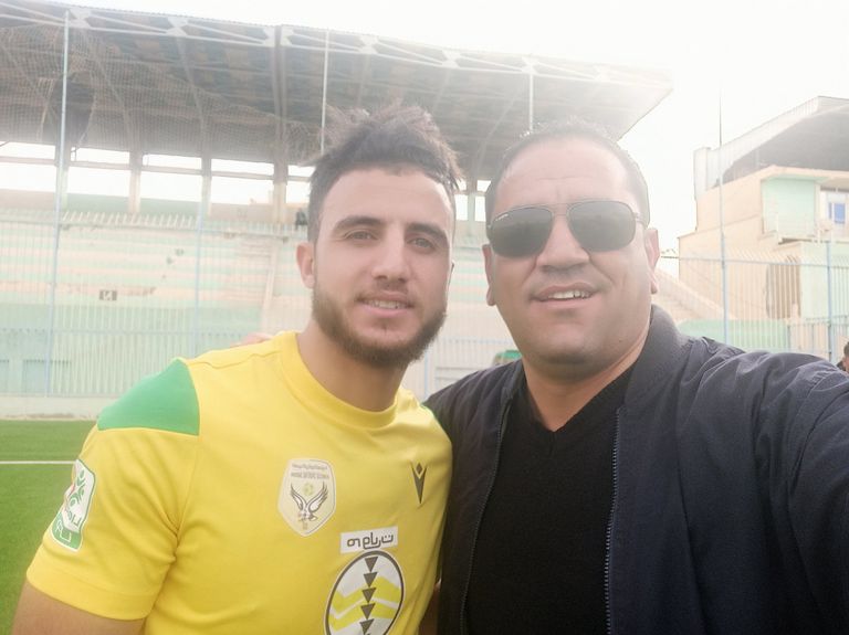 بلال مسعودي نجم الساورة هداف الدوري الجزائري بلال مسعودي هداف الدوري الجزائري يحتفل مع لاعبي الساورة