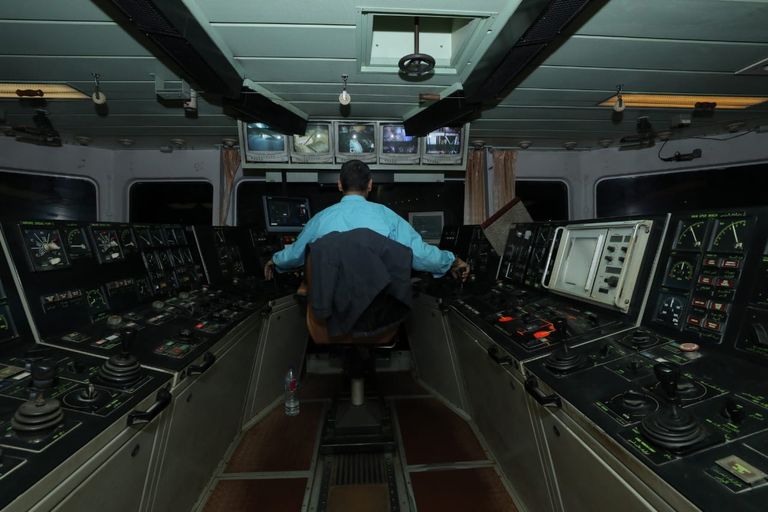 عمليات تعويم السفينة الجناحة في قناة السويس عمليات تعويم السفينة الجانحة في قناة السويس