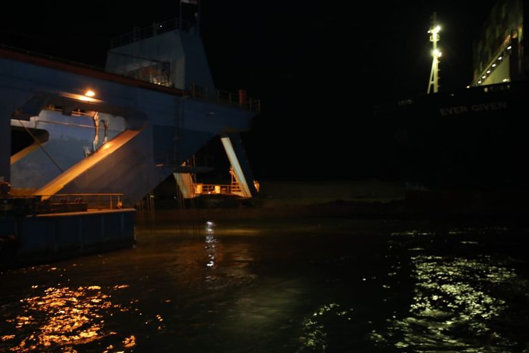 عمليات تعويم السفينة الجانحة في قناة السويس عمليات تعويم السفينة الجانحة في قناة السويس