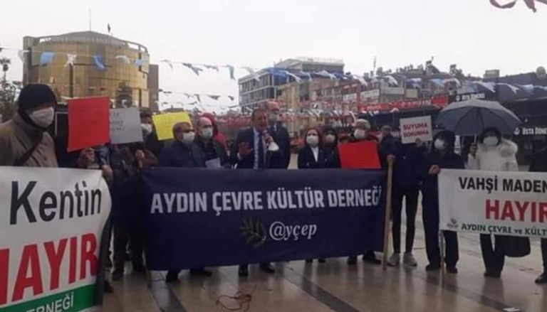 جانب من الوقفة الاحتجاجية للمتظاهرين الأتراك