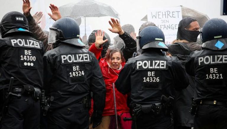 الشرطة الألمانية في مواجهة محتجين رافضين لقيود كورونا في ألمانيا