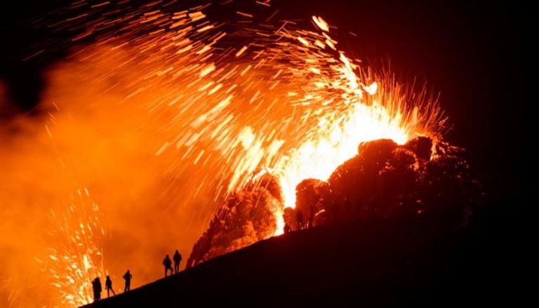 مهووسون يتابعون ثوران بركان أيسلندا عن كثب