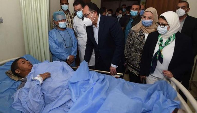 رئيس الوزراء المصري يزور أحد مصابي حادث تصادم 