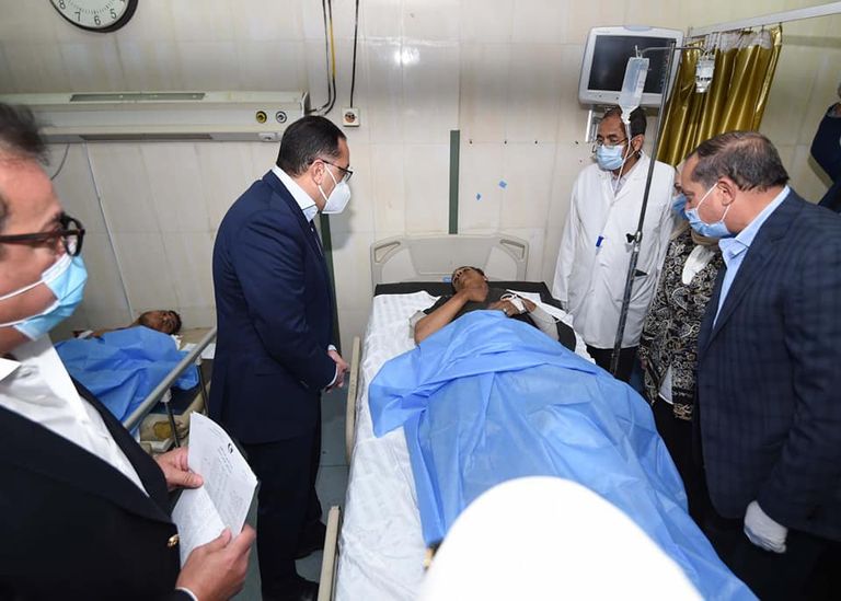 رئيس الوزراء المصري يزور أحد مصابي حادث تصادم