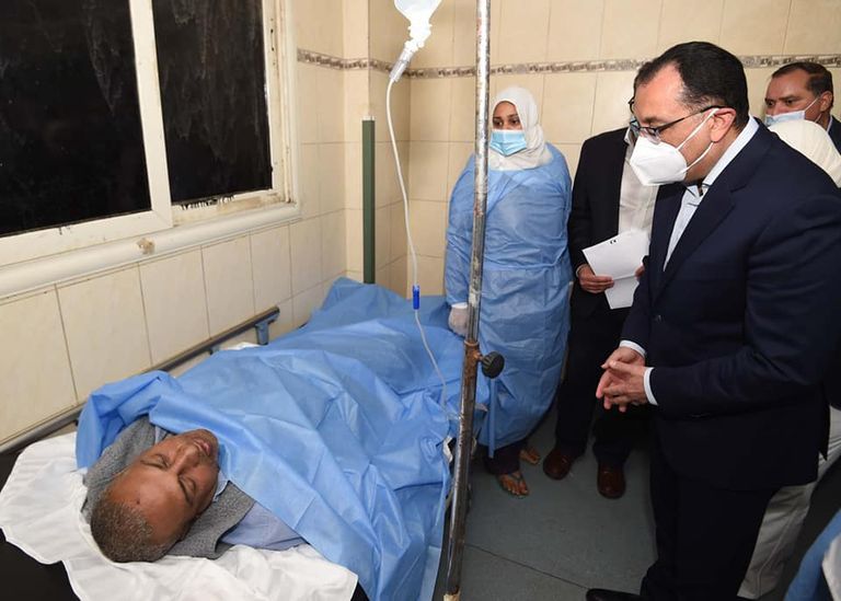 رئيس الوزراء المصري يزور أحد مصابي حادث تصادم