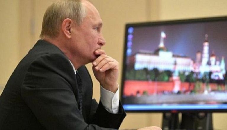 بوتين أمام جهاز كمبيوتر