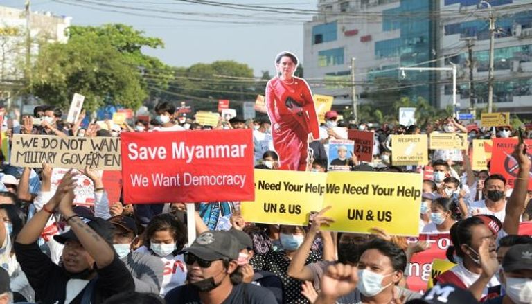 جانب من المظاهرات التي تشهدها ميانمار رفضا للانقلاب - رويترز