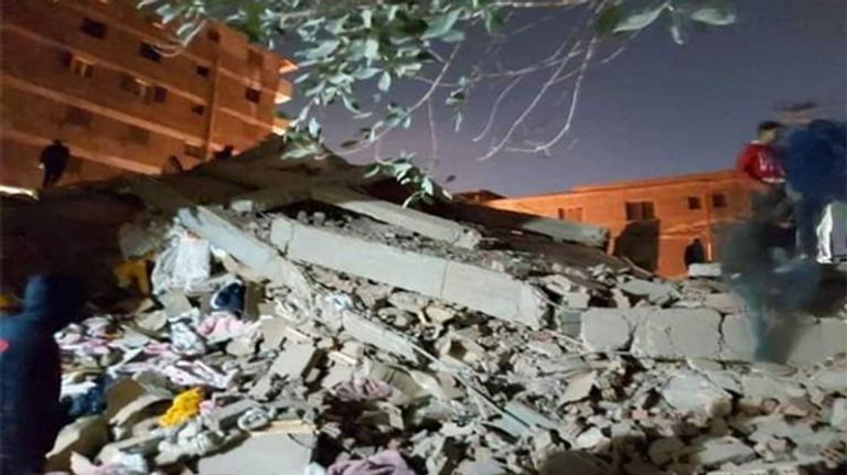 تواصل جهود البحث عن أحياء تحت أنقاض العقار