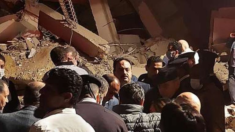 تواصل جهود البحث عن أحياء تحت أنقاض العقار