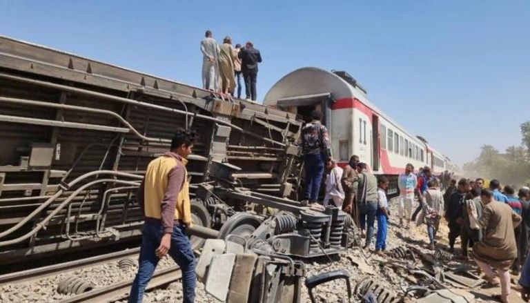 مشهد من موقع حادث قطاري سوهاج في مصر