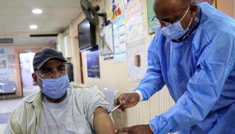 مواطن عراقي يتلقى اللقاح الصيني بمستشفيات بغداد