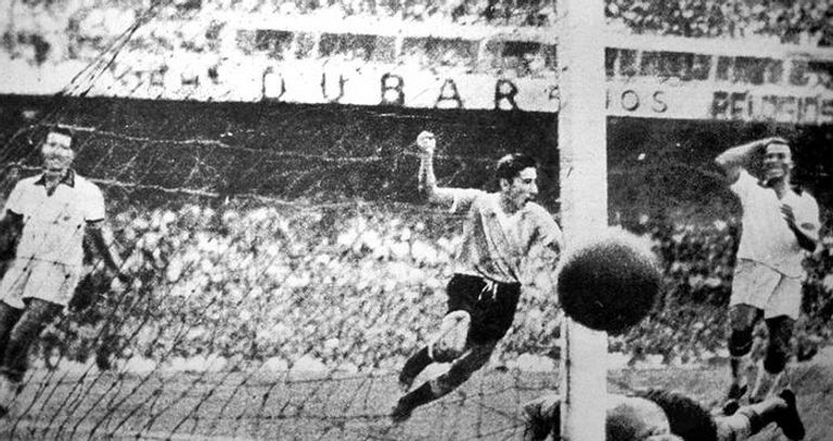 لحظة الهدف التاريخي باربوزا حارس البرازيل في 1950
