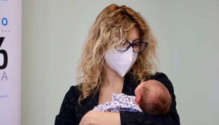 آنا بارولو وطفلتها فالينتينا المولودة بالأجسام المضادة لفيروس كورونا