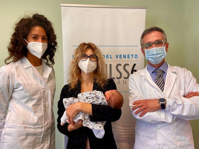 آنا بارولو وطفلتها فالينتينا المولودة بالأجسام المضادة لفيروس كورونا