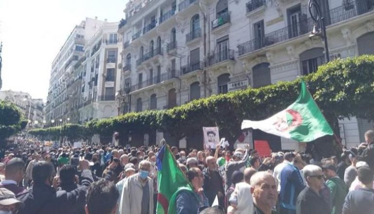 مظاهرة حاشدة بالجزائر العاصمة للتغيير الجذري وتمدين الحكم