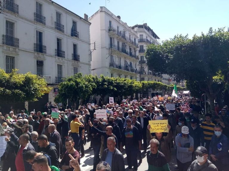 مظاهرة حاشدة بالجزائر العاصمة للتغيير الجذري وتمدين الحكم مظاهرة حاشدة بالجزائر العاصمة للتغيير الجذري وتمدين الحكم