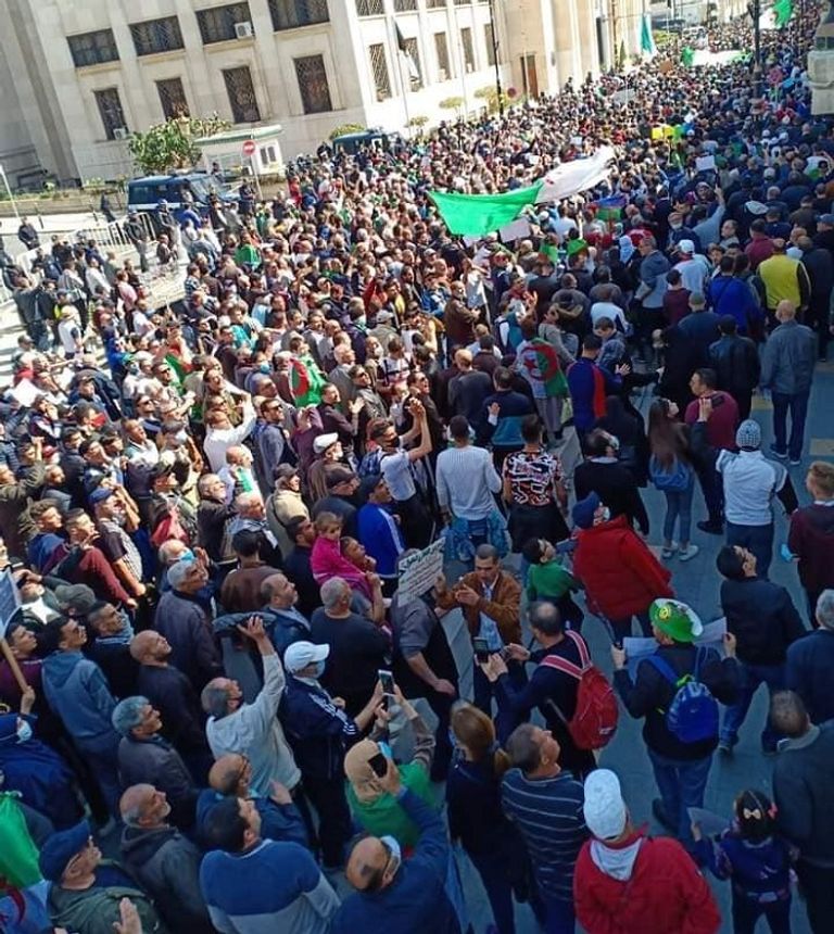 مظاهرة حاشدة بالجزائر العاصمة للتغيير الجذري وتمدين الحكم مظاهرة حاشدة بالجزائر العاصمة للتغيير الجذري وتمدين الحكم