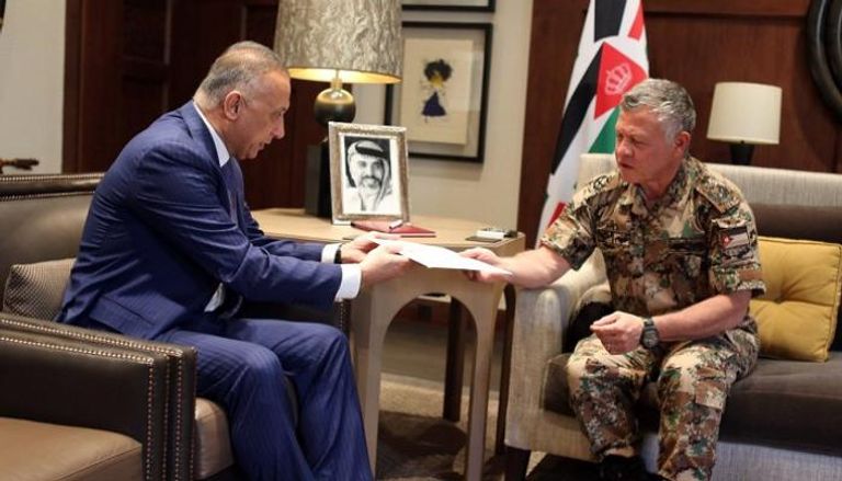 العاهل الأردني ورئيس الوزراء العراقي خلال لقاء سابق