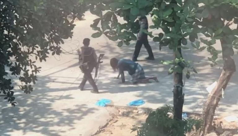 شرطي يجبر رجلًا على الزحف في ميانمار- رويترز