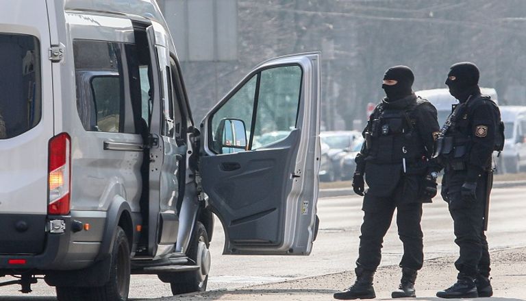 الشرطة في بيلاورسيا خلال محاصرتها للميدان الذي كان يخطط للاحتجاج فيه ضد الرئيس- رويترز الشرطة خلال اعتقال عدد من المتظاهرين ضد الرئيس - رويترز