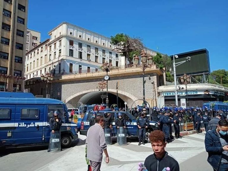 حواجز وتعزيزات مشددة بالعاصمة في الجمعة 110 من الحراك الشعبي متظاهرون في الجمعة 110 من الحراك الشعبي بالجزائر