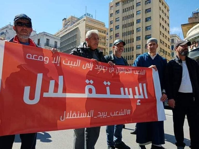 لافتة من شعار الجمعة 110 بالجزائر متظاهرون في الجمعة 110 من الحراك الشعبي بالجزائر