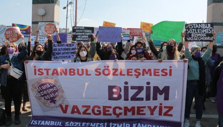 جانب من احتجاج التركيات في سطنبول