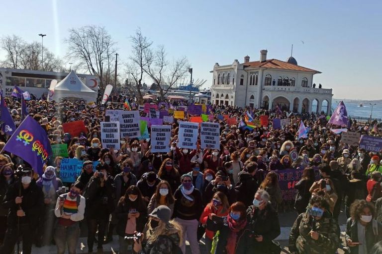 جانب من احتجاج التركيات في إسطنبول