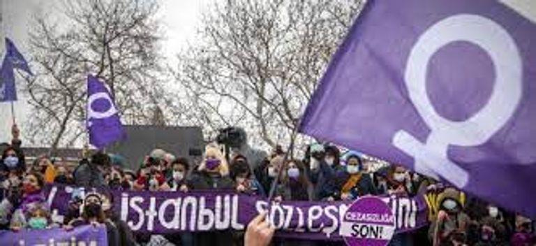 جانب من احتجاج التركيات في إسطنبول