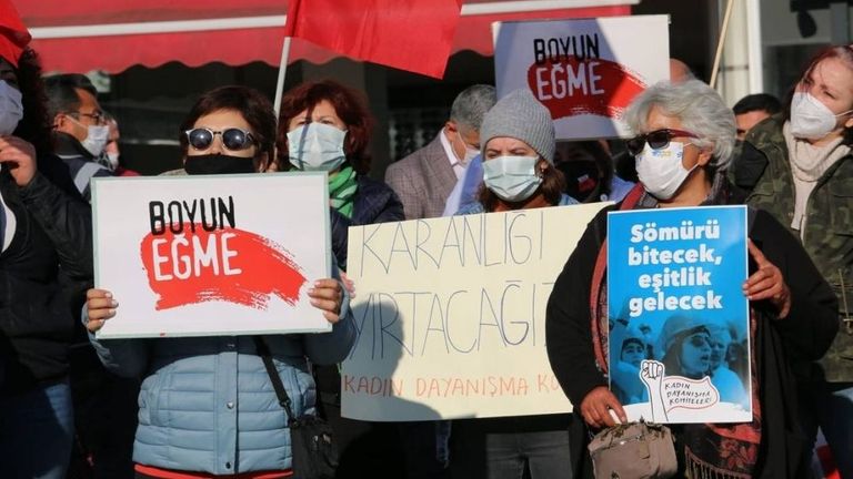 جانب من احتجاج التركيات في إسطنبول