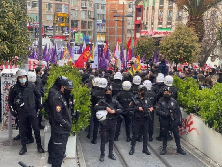 جانب من احتجاج التركيات في إسطنبول