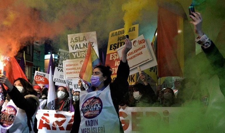 جانب من احتجاج التركيات في إسطنبول