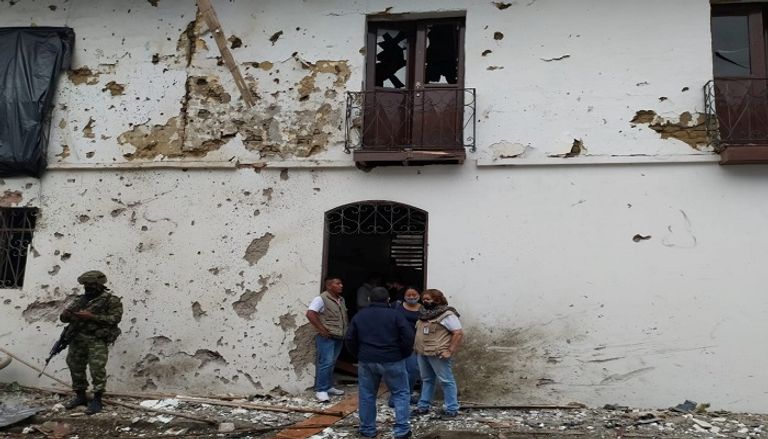 عناصر الأمن في موقع انفجار السيارة المفخخة- رويترز عناصر الأمن في موقع انفجار السيارة المفخخة - رويترز