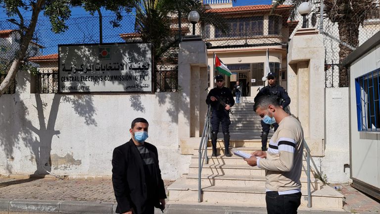 جانب من عملية تسجيل قائمة "طفح الكيل" الشبابية في غزة