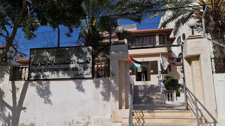 جانب من عملية تسجيل قائمة "طفح الكيل" الشبابية في غزة