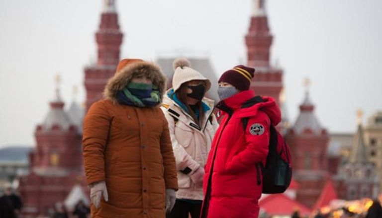أشخاص يرتدون كمامات للوقاية من كورونا في روسيا
