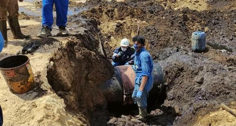 الفرق التابعة لمؤسسة النفط أثناء إصلاح التسريب (الوطنية للنفط)