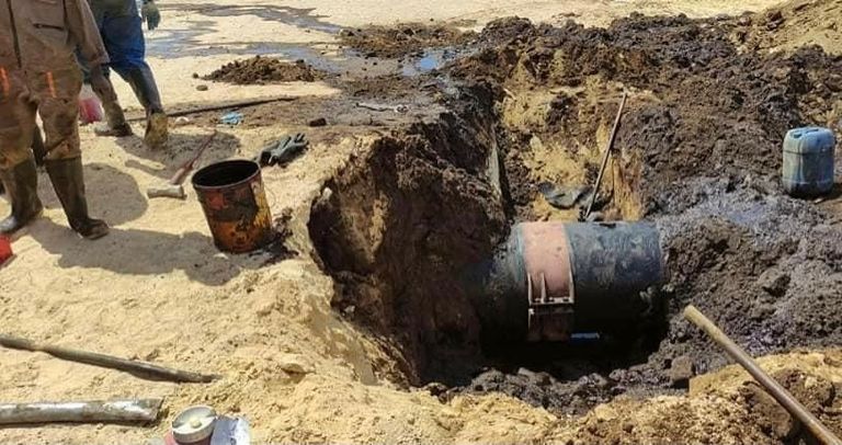 الفرق التابعة لمؤسسة النفط أثناء إصلاح التسريب (الوطنية للنفط)