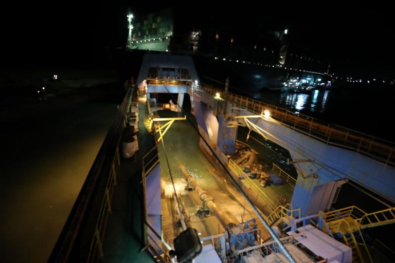 الكراكة مشهور تعمل على الحفر حول السفينة إيفر جيفن السفينة الجانحة في قناة السويس