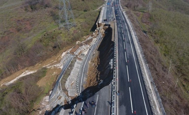 الطريق المنهار