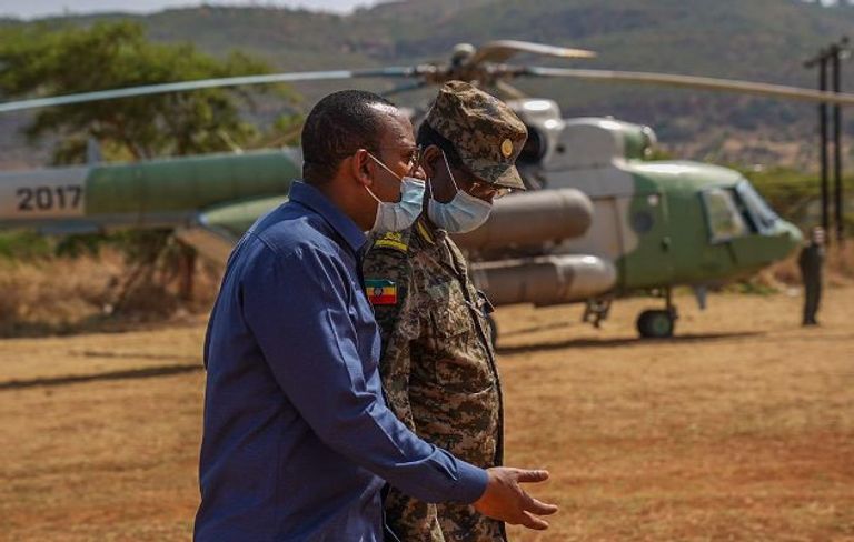 جانب من زيارة آبي أحمد لإحدى منشآت الإنتاج العسكري 