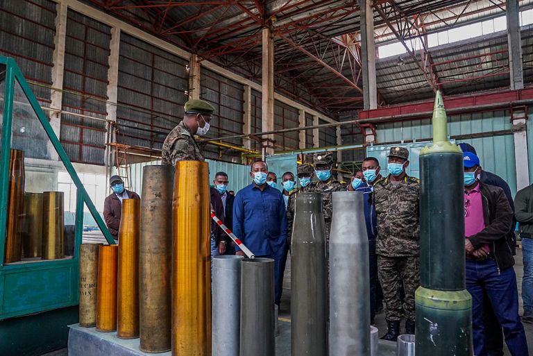 جانب من زيارة آبي أحمد لإحدى منشآت الإنتاج العسكري 