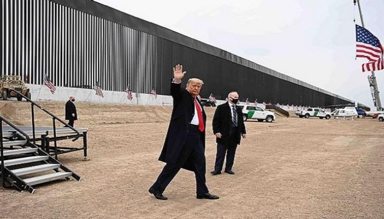 ترامب خلال زيارة سابقة للجدار الحدودي مع المكسيك
